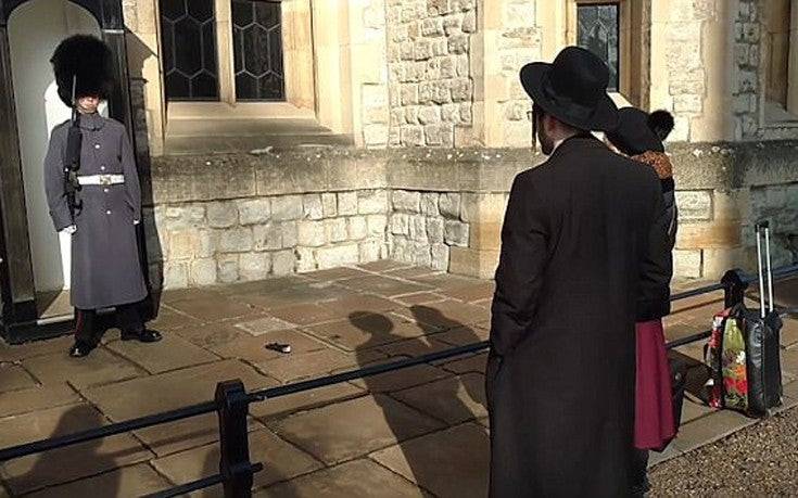 Τουρίστες πέταξαν γάντι σε στρατιώτη της Βασιλικής Φρουράς και τα άκουσαν (βίντεο)